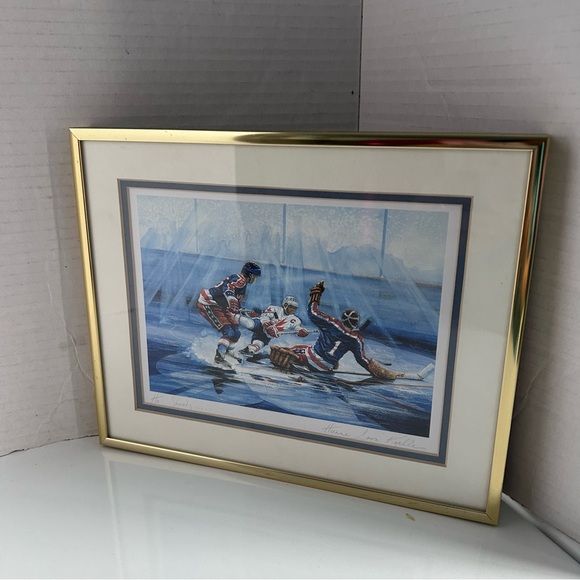 Wayne Gretzky: Framed print of Canada vs US Olympic Hockey Painting SIGNED - Picture 3 of 8